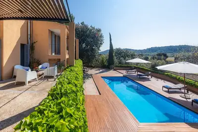 Image de Charmante maison de campagne avec grand jardin et vue sur les montagnes, piscine, Wi-Fi et terrasses