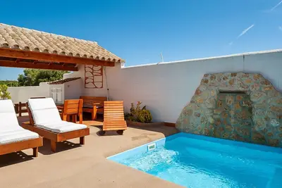 Image de Maison de vacances climatisée avec patio, piscine, Wi-Fi et pelouse