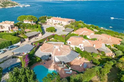 Image de Maison de vacances privée avec piscine privée, climatisation, Tv, terrasse, animaux admis, parking