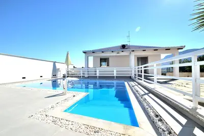 Image de Villa \"White\" avec piscine privée, terrasse et Wi-Fi