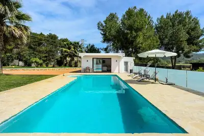 Image de Avec la vue sur les montagnes, le Wi-Fi, le jardin, la terrasse et la piscine.