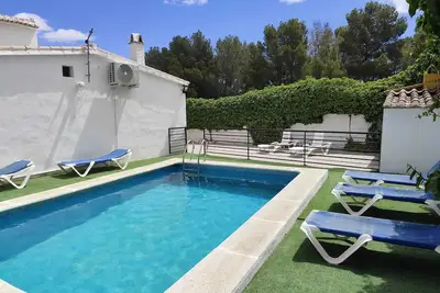 Image de Maison dans des montagnes tranquilles avec piscine, terrasse, jardin et Wi-Fi