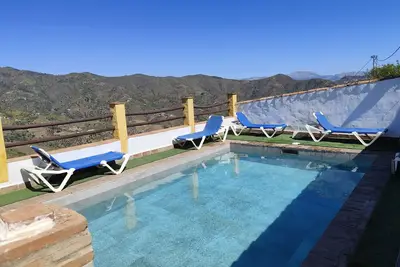 Image de Maison dans des montagnes tranquilles avec piscine, terrasse, balcon et Wi-Fi ; parking disponible