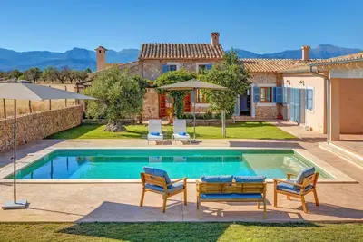 Image de Maison de campagne moderne et rénovée avec Wi-Fi, piscine, terrasses et grand jardin