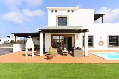 Image de Villa élégante avec piscine, terrasse, balcon avec vue magnifique, jardin et Wi-Fi.