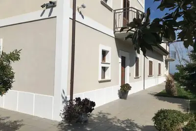 Image de Appartements dans villa avec jardin