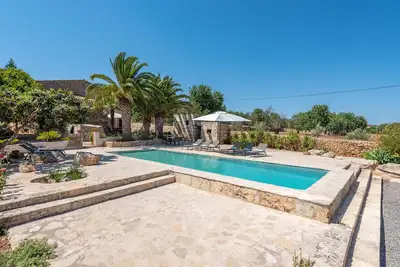 Image de Finca traditionnelle avec Wi-Fi, climatisation, jardin et piscine.