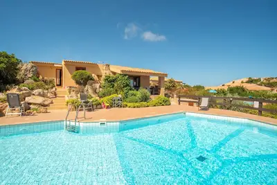 Image de Un cadre naturel et une piscine – Villa Paradiso