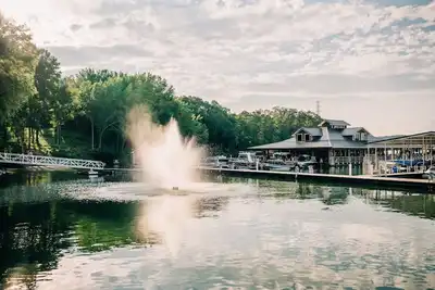 Image de Belle maison de ville sur le lac au Twin Creeks Resort