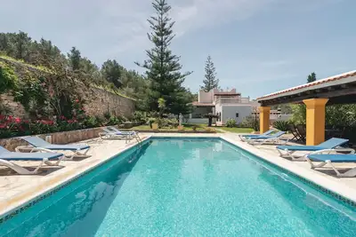 Image de Belle propriété avec vue sur les montagnes, piscine, Wi-Fi et climatisation