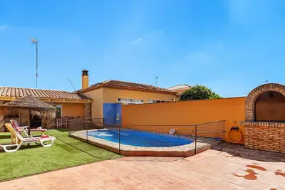Image de Maison climatisée avec grande piscine, terrasse, jardin et Wi-Fi ;