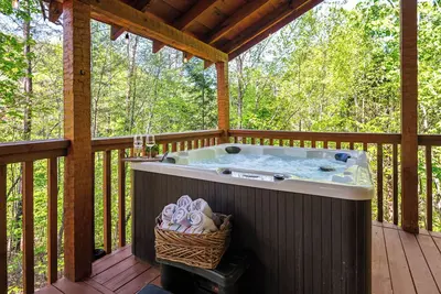 Image de Cozy Log Cabin Sleeps 6-8 Wifi Mtn / Wooded View Hot Tub Pigeon Forge Gatlinburg