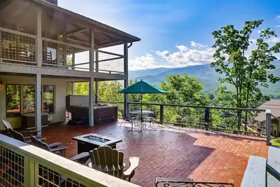 Image de Pickleball! Hot Tub! Fire Pit! Nerf Gun Wall! Arcade! Ping Pong! Fireplace!