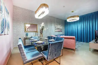 Image de Pelican Stay - Vue complète sur la marina et la piscine