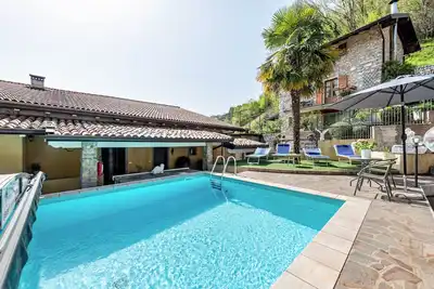 Image de Appartement 'Résidence Tatiana Dependance' avec vue sur la montagne, piscine partagée et Wi-Fi