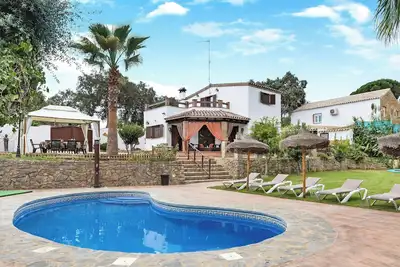Image de Belle villa avec grand jardin, piscine, climatisation et Wi-Fi; parking disponible