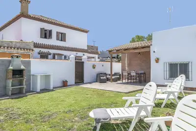 Image de Maison de charme avec piscine, grande pelouse, patios et Wi-Fi