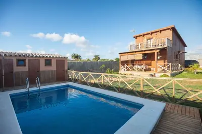 Image de Maison en bois exceptionnelle \"Imasaru\" avec piscine extérieure