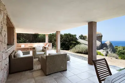 Image de Villa moderne \"I Graniti\" près de la mer avec vue sur la mer, patio, climatisation et Wi-Fi