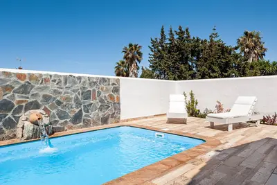 Image de Maison de vacances climatisée avec patio, piscine, Wi-Fi et pelouse