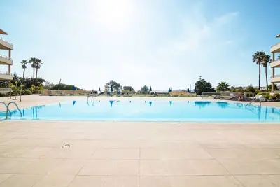 Image de Appartement en front de mer avec piscine et garage