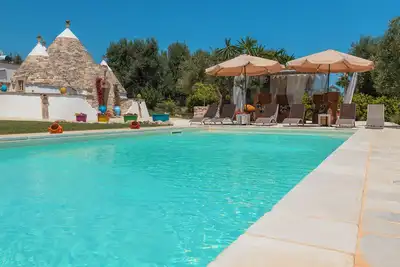 Image de Maison ronde traditionnelle avec Wi-Fi, climatisation, piscine et jardin
