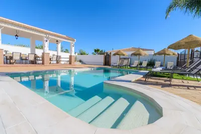 Image de Maison de campagne Zambrana avec piscine chauffée