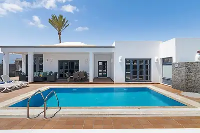 Image de Villa élégante à proximité de la plage avec piscine, sauna, bain à remous et terrasse.