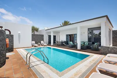 Image de Villa moderne à proximité de la plage avec piscine, sauna, bain à remous et terrasse