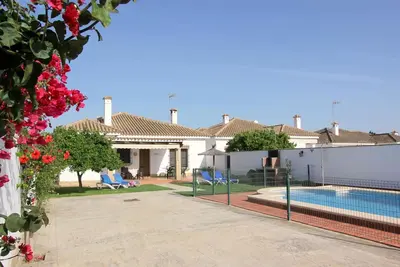 Image de Belle maison Rocío 1 avec grande piscine, Wi-Fi, patio et jardin