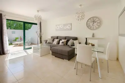 Image de Élégante maison en duplex avec patio privé et bain à remous, Wi-Fi et vue sur la mer.