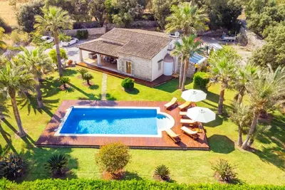Image de Villa de compagne de style ranch avec piscine, grand jardin, patio et Wi-Fi ; palces de parking disponible.