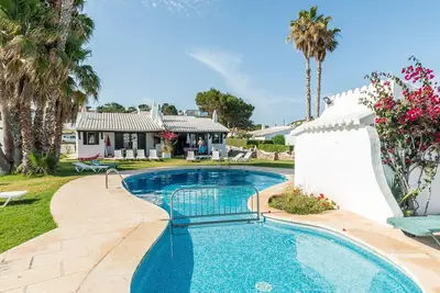 Image de Belle maison de vacances dans un complexe résidentiel avec piscine, Wi-Fi, terrasse et pelouse