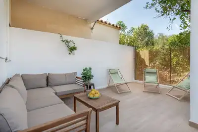 Image de Maison de ville traditionnelle magnifiquement modernisée avec terrasse, climatisation et Wi-Fi