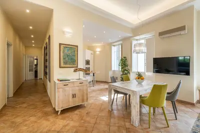 Image de Appartement de vacances luxueux au coeur de la ville de Cagliari avec connexion internet et climatisation.