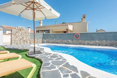 Image de Appartement climatisé à proximité de la plage avec piscine, terrasse, jardin et Wi-Fi