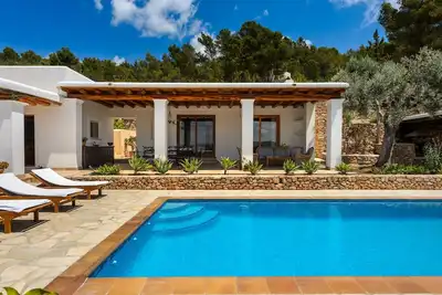 Image de Villa climatisée avec piscine, terrasse, vue sur la mer et Wi-Fi