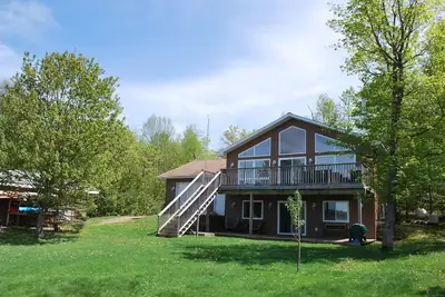 Image de Stunning Waterfront Cottage on Bear Lake – Your Year-Round Getaway