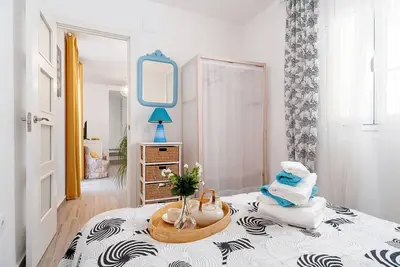 Image de Appartement récemment rénové, adapté aux enfants, avec patio et télévision