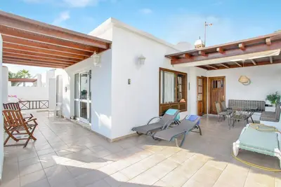 Image de Elégante villa \"Isa\" avec vue sur l'océan, vastes patios et jardin avec palmiers