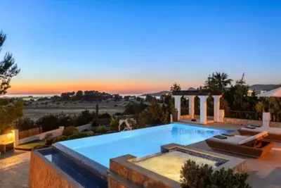 Image de Villa \"Almond\" avec piscine, climatisation, Wi-Fi, balcon, vue sur la mer et les montagnes