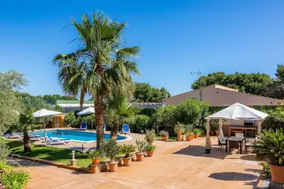 Chalet méditerranéen S'Oratge avec piscine, jardin, Wi-Fi et terrasse