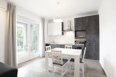 Image de Appartement moderne à proximité du lac de Garde avec Wi-Fi et terrasse