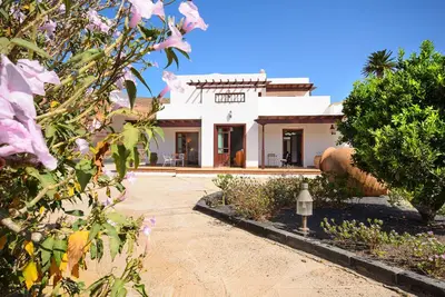 Image de Domaine rural tranquille \"Finca Remedios\" avec terrasse, jardin et Wi-Fi