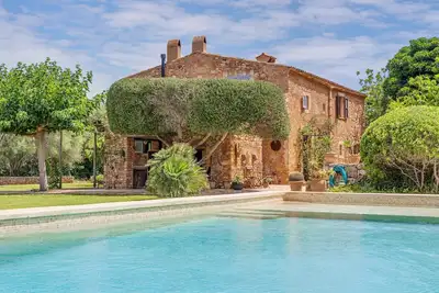 Image de Maison de campagne méditerranéenne avec Wi-Fi, piscine et jardin.