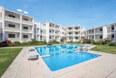 Image de bel appartement proche plage avec balcon, air conditionné et piscine