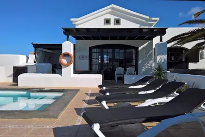 Image de Fantastique villa individuelle de 2 chambres et 2 bains avec piscine chauffée près du bord de mer.