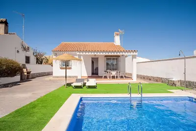 Image de Maison de vacances \"Palillero\" pour familles, près de la plage avec piscine et climatisation