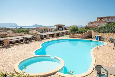 Image de Maison de vacances 'Sardegnaot vista mare piscina e spa' avec piscine et mini bain à remous