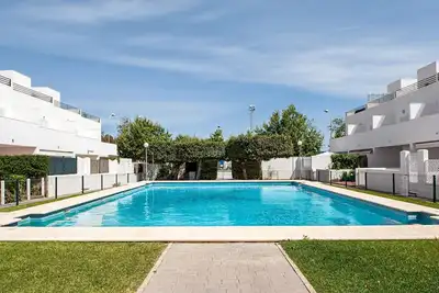 Image de Maison familiale Casa Noah près de la plage avec piscine, terrasse, balcon et Wi-Fi